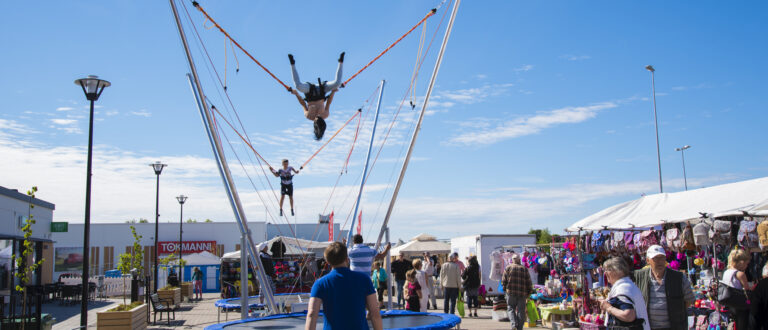 Bungee trampoliini torilla