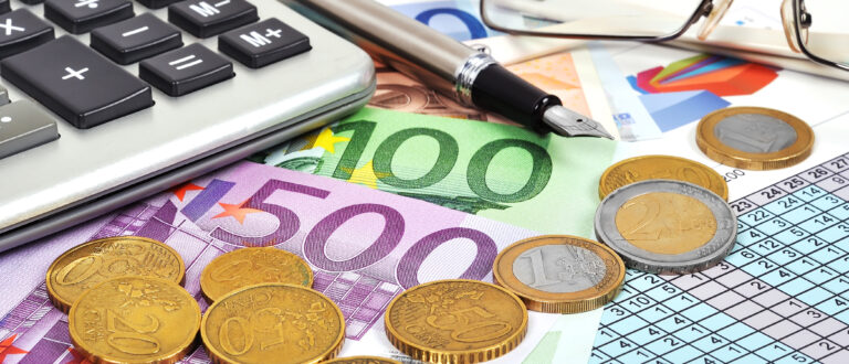 Pengar, glasögon och en kalkylator