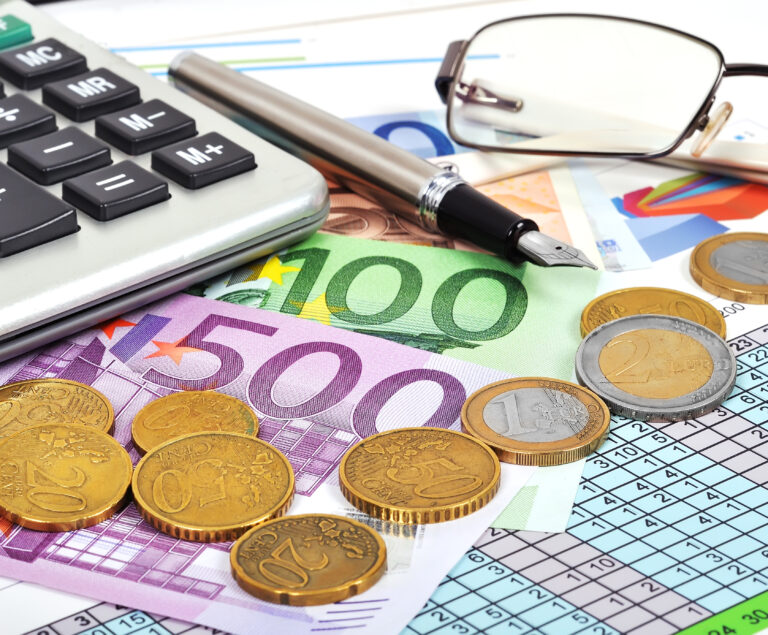 Pengar, glasögon och en kalkylator