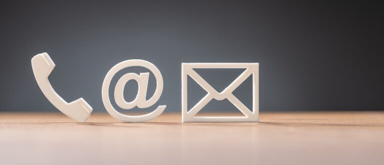 Telefonlur, @-tecken och kuvert