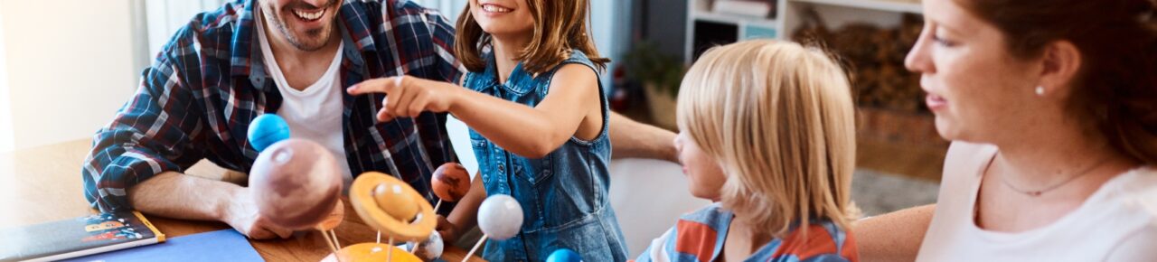 Föräldrar och barn vid ett bord