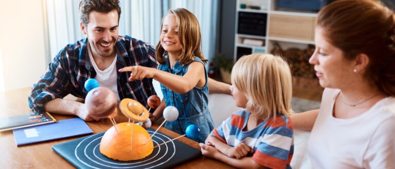 Föräldrar och barn vid ett bord