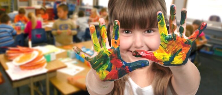 Flicka som målat händerna