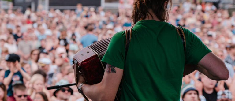 Dragspelsmusiker framför en publik