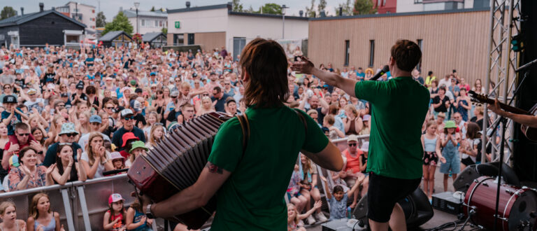 Esiintyjiä ja yleisö tomaattikarnevaaleilla