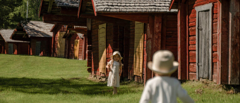Små barn vid kyrkstallarna
