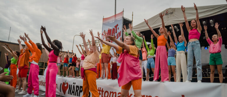 Flow dance company uppträder på tomatkarnevalen 2022