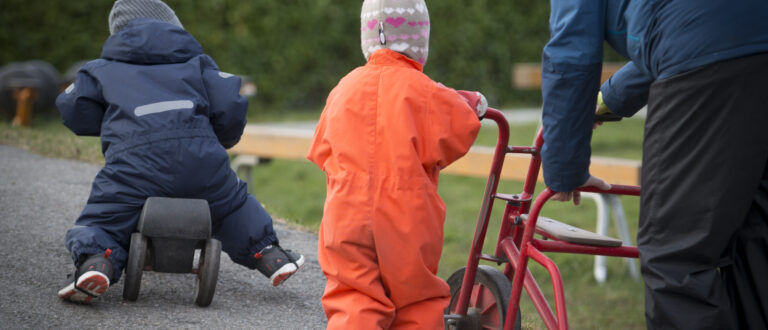 Två barn utomhus vid daghem