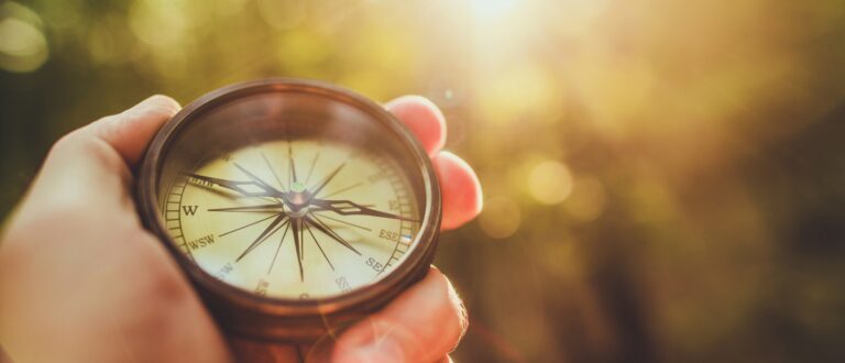 Kompass i en mans hand