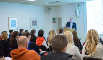 Åhörare på byarundan