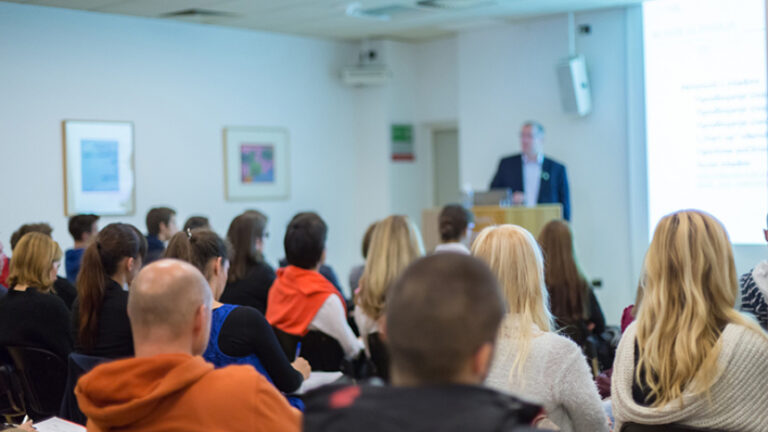 Åhörare på byarundan