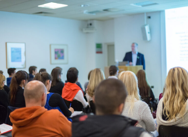 Åhörare på byarundan