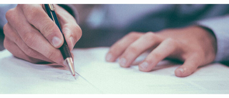 Penna i en mans händer