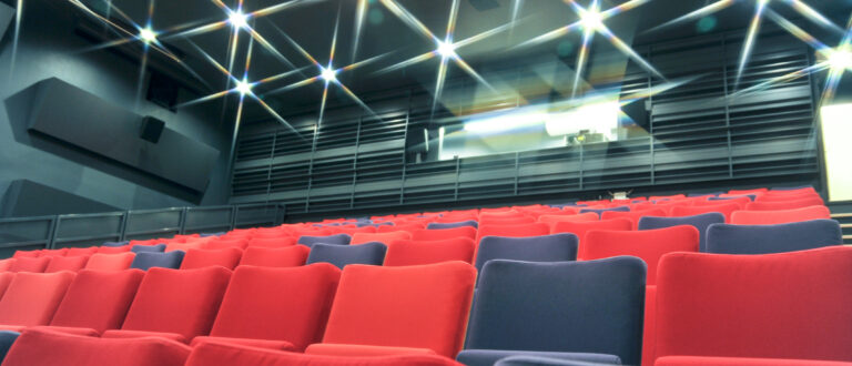 Tuoleja Frans Henriksonsalissa