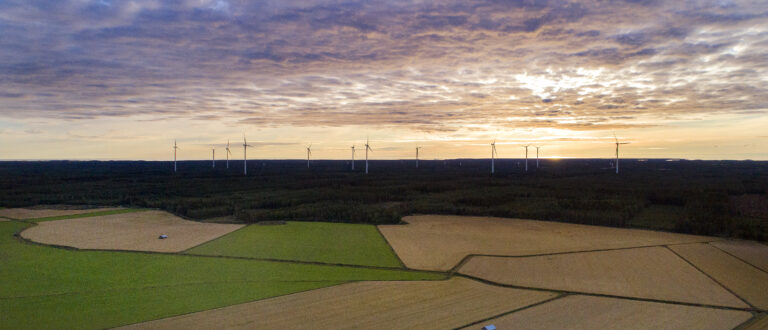 Flygbild av åkrar och vindmöllor
