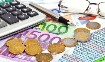 Pengar, miniräknare och glasögon