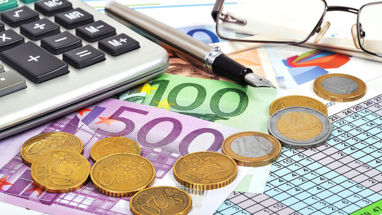 Pengar, miniräknare och glasögon