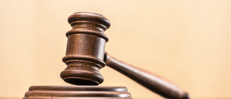 En ordförandeklubba på ett bord