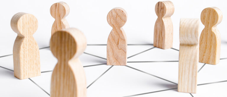 Ett nätverk av grå linjer kopplar samman några träfärgade spelpjäser