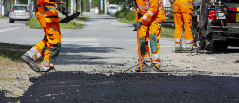 Vägarbetare fixar en gångbana
