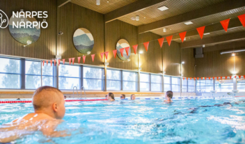 Bild från bassäng med personer som simmar.