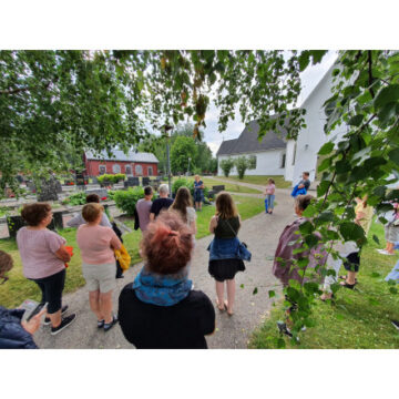 Evenemangets bild: Hautausmaakävely Närpiön kirkolla