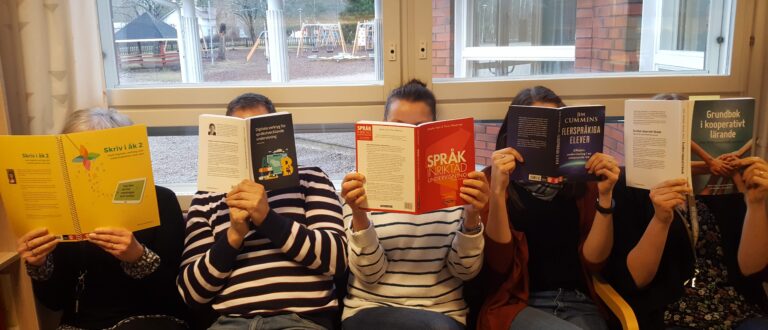 Elever med böcker