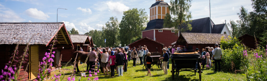 Bild från kyrkstallarna och kyrkan