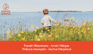 Pojke som springer i gräset