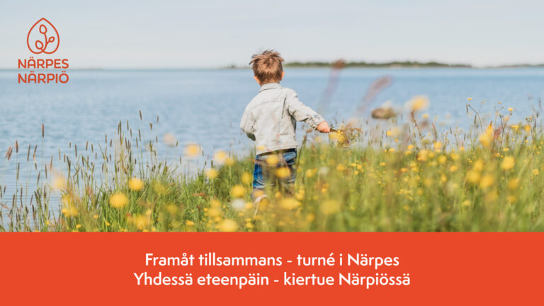 Pojke som springer i gräset