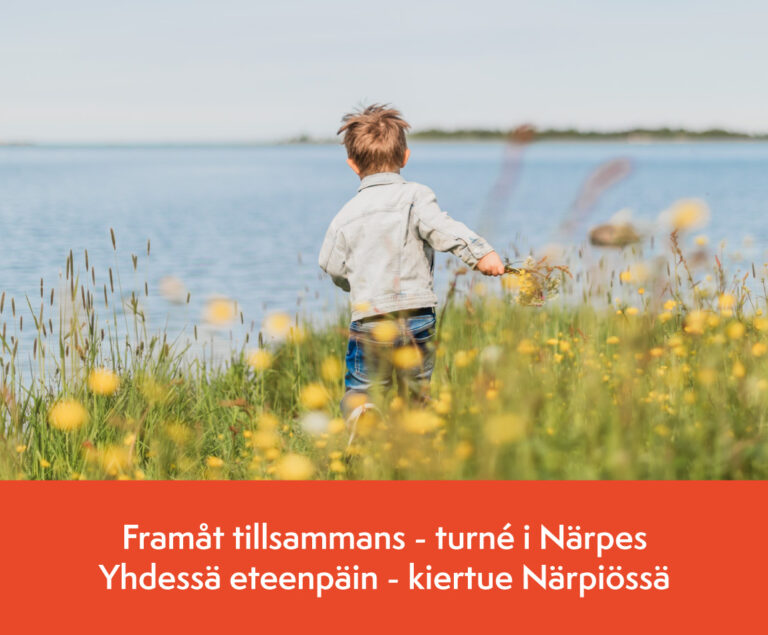 Pojke som springer i gräset