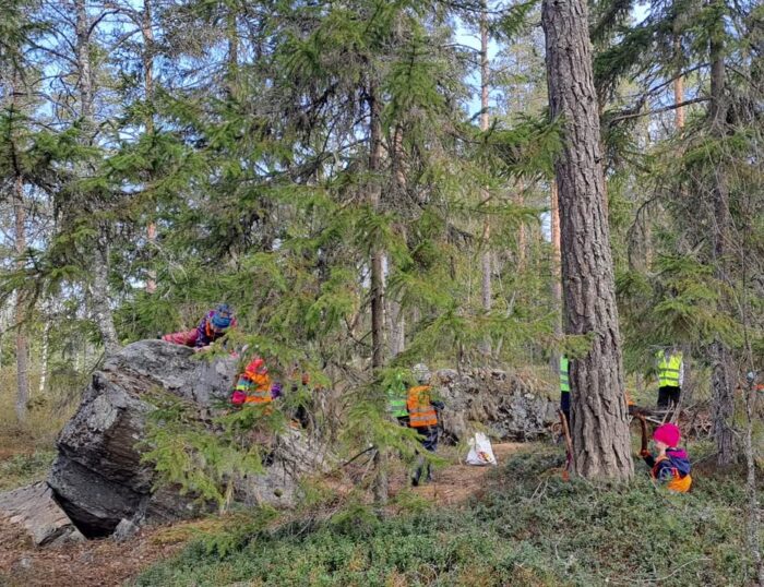 På Lingonet (3-5 åringar) i Töjby har vi musiktema denna vecka. Vi har varit till skogen och lyssnat på fåglar och idag fick barnen prova på några olika instrument.