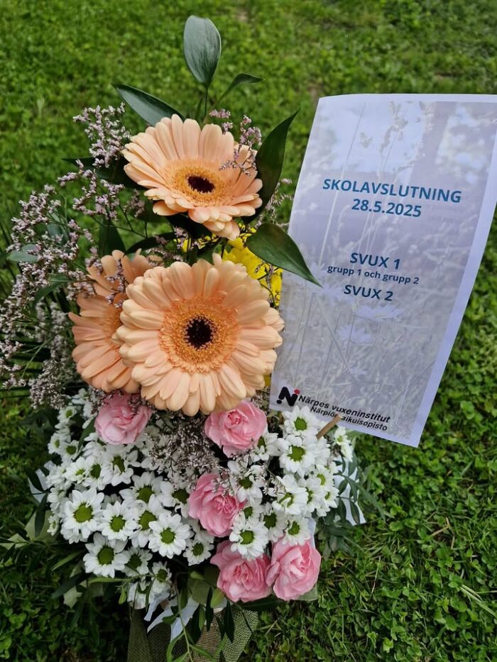 Skolavslutning idag för vuxeninstitutets heltidsstuderande! Sång och betygsutdelning på vuxeninstitutet och pizzabuffé på La Taverna. 🌺☀️🍕